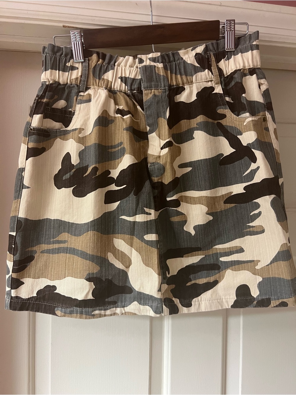 entro Camo Elastic-Waist Women’s Shorts in Beige, Tan & Gray